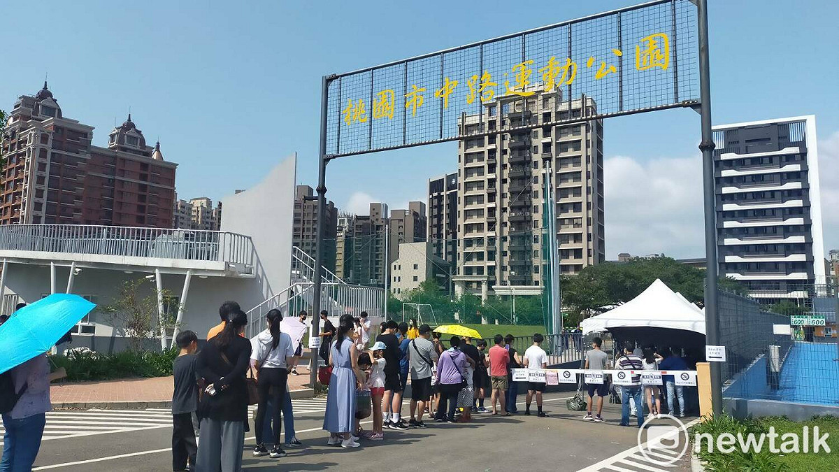 中路運動公園湧現大量人潮排隊等待採檢。 圖：林昀真／攝