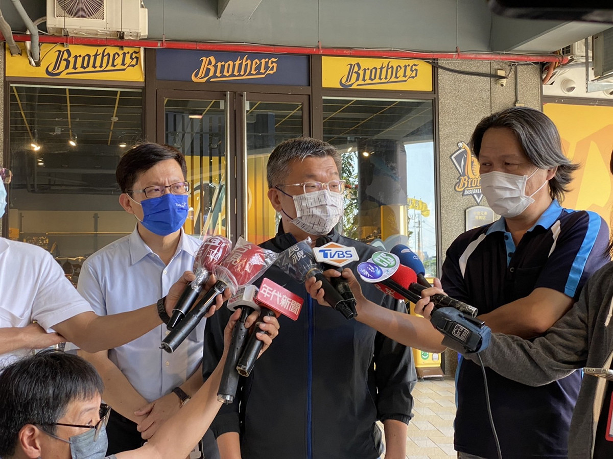 蔡其昌確定獲得提名參選台中市長，在洲際棒球場接受媒體採訪。   圖：蔡其昌辦公室/提供