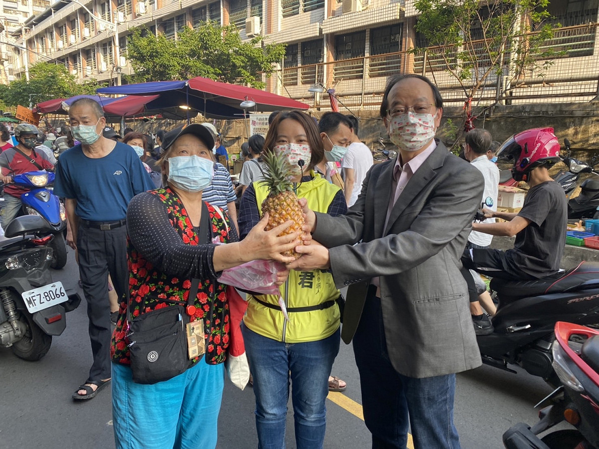政論名嘴王瑞德陪同黃淑君到市場拜票。 圖：何博文服務處提供