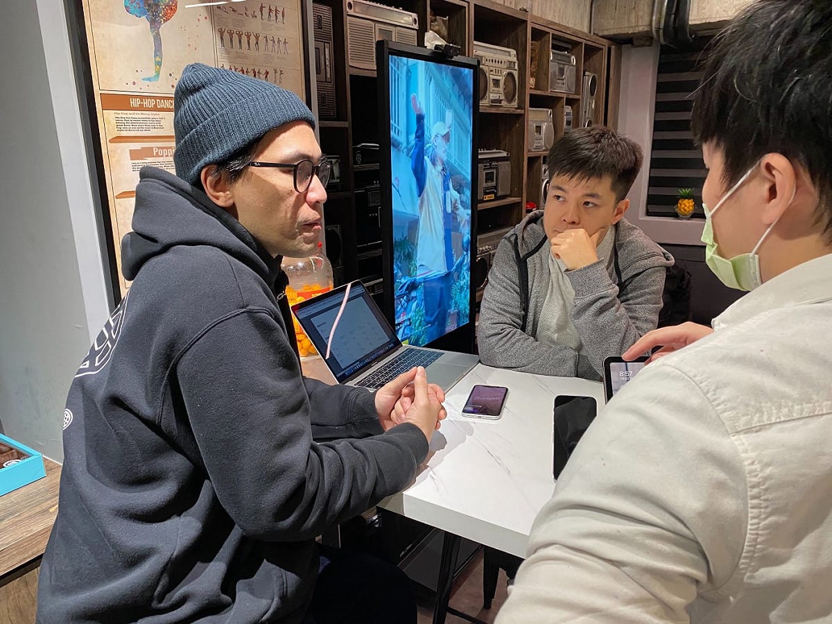 Swipe共同創辦人 Rino（畫面左1）與 Allen（畫面右1）工作照片。 圖：創夢市集／提供