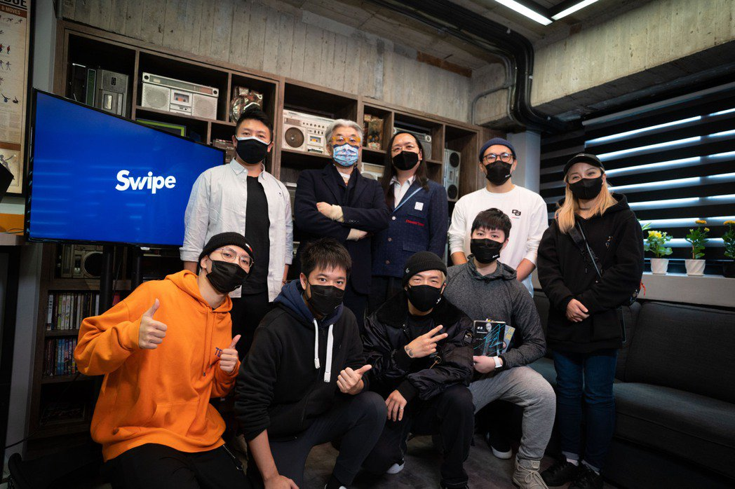 Swipe團隊與行政院政務委員唐鳳合照。 圖：創夢市集／提供
