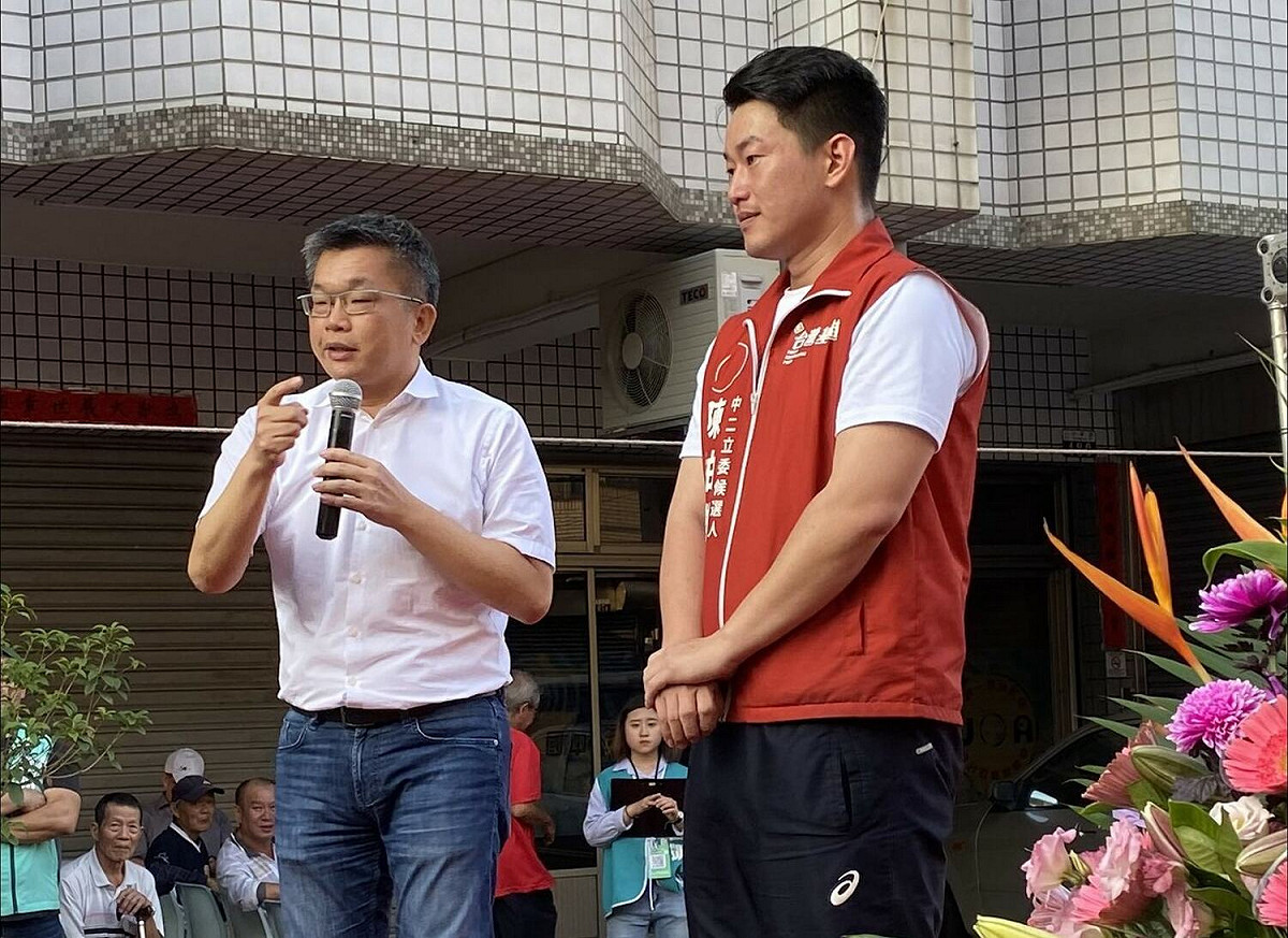 陳柏惟（右）在臉書po出2019年，他參選台中市立委時，還沒有什麼知名度，民進黨前輩蔡其昌來站台，事先做走功課，還拿自己來做比較，讓他相當意外。 圖：翻攝自陳柏惟臉書
