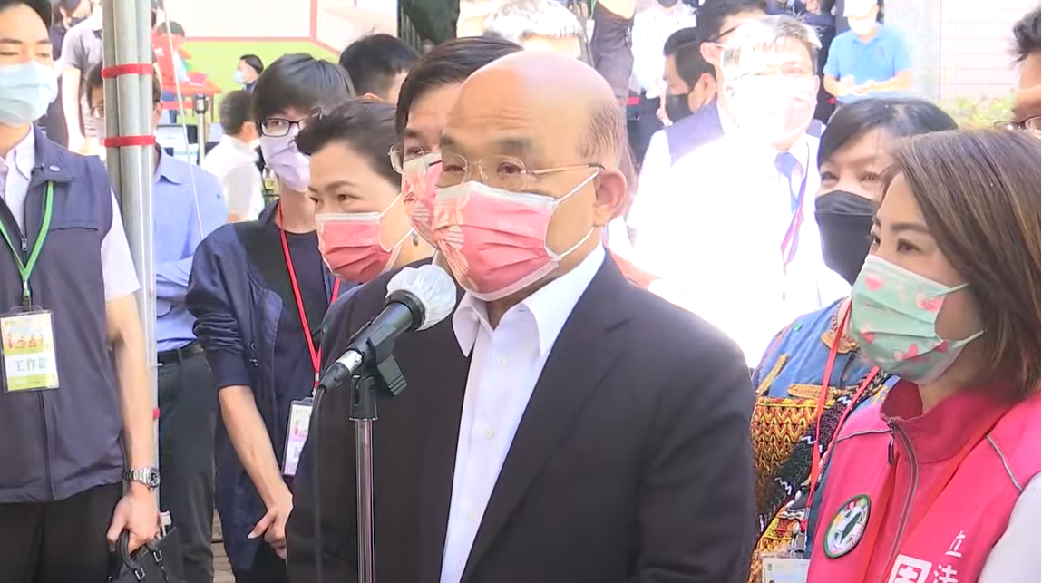 行政院長蘇貞昌今（25）天上午到屏東縣出席「班班有冷氣 上課真舒適」冷氣啟動儀式前受訪。 圖：擷自直播畫面