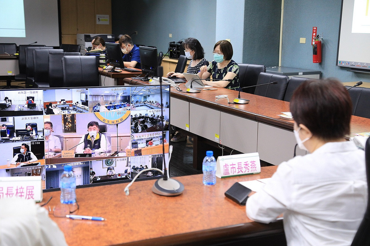 盧秀燕與中央視訊會議，討論防疫措施與策略。 台中市政府/提供