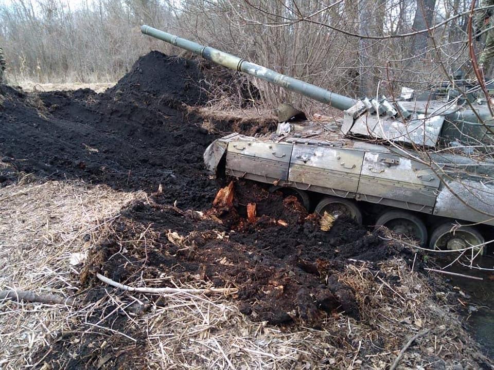 俄軍坦克卡在泥濘的道路上。 圖：翻攝自烏克蘭外籍志願軍多尼克（Roman Donik）臉書