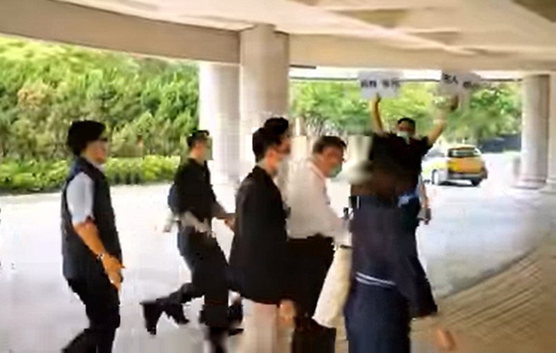 台北市議員參選人滿志剛到台北市議會門口抗議台北市長柯文哲。 圖：翻攝滿志剛臉書
