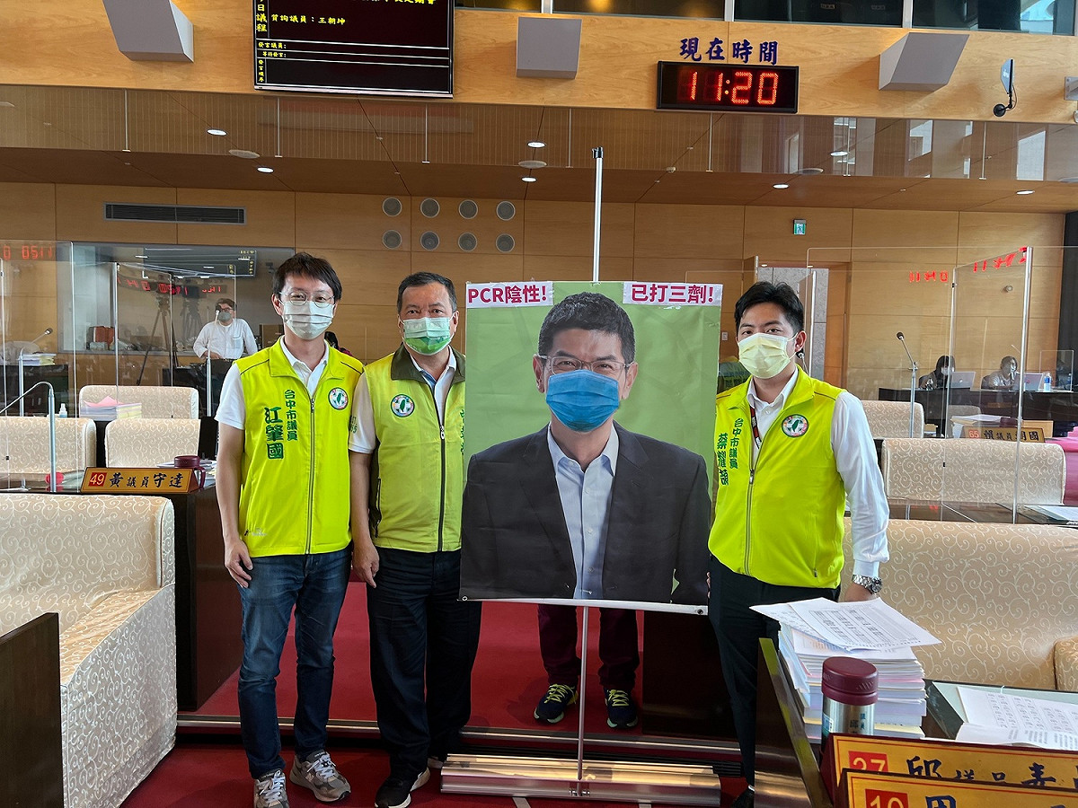 周永鴻以視訊質詢，與他聯合質訊的同黨議員擺出周永鴻的照片。 周永鴻/提供