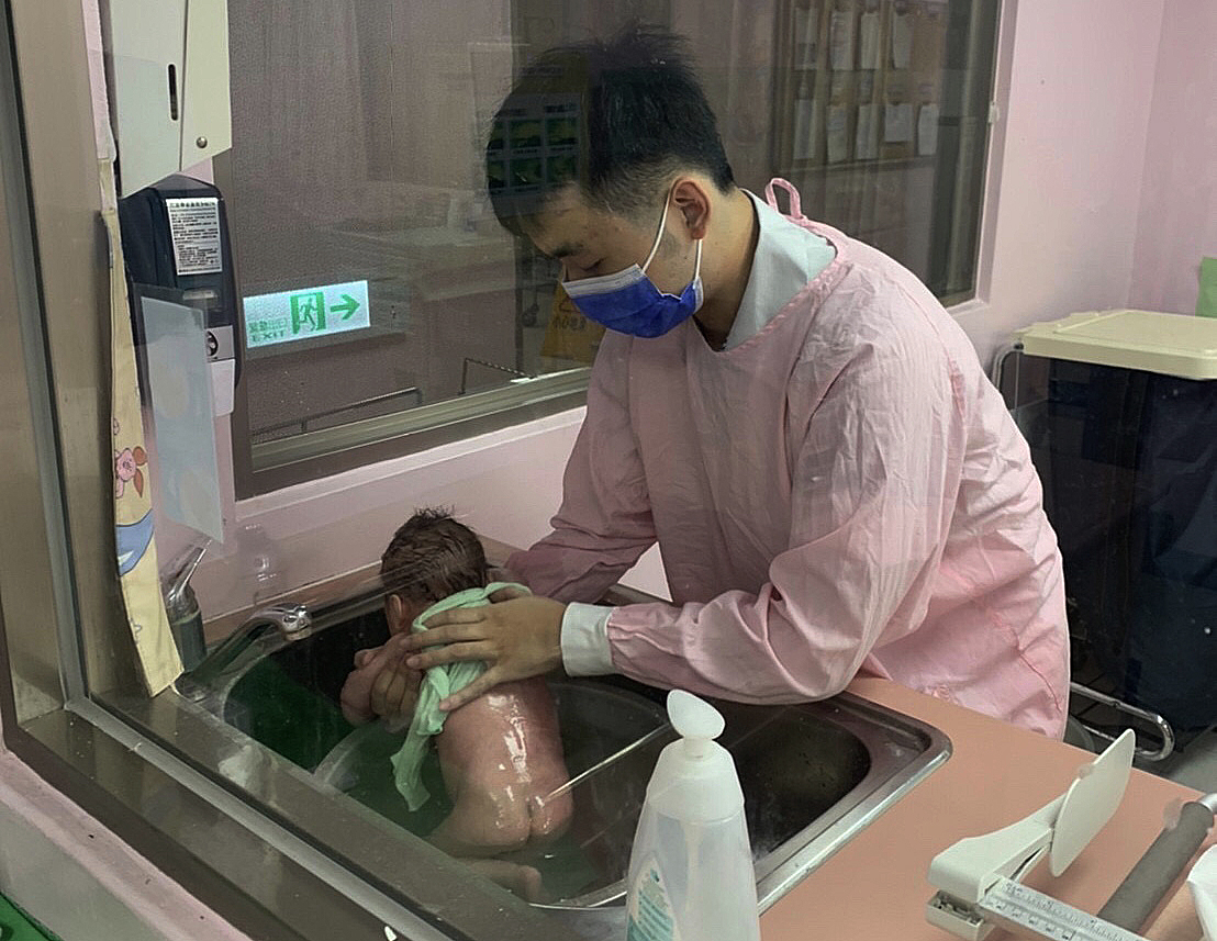 移民署北區事務大隊台北市服務站的新二代親善大使張庭維，矢志成為「男」丁格爾。 圖：移民署提供