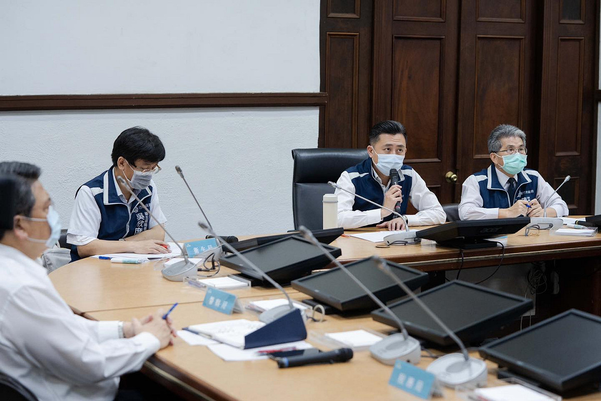林智堅在與指揮官陳時中、全國縣市防疫指揮官進行視訊會議。 圖：擷取自林智堅臉書