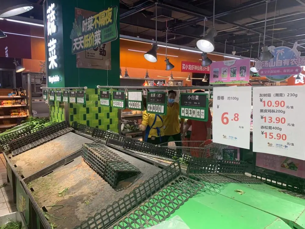 北京多家超市的食品貨架都被搶購一空。 圖 : 翻攝自健康時報
