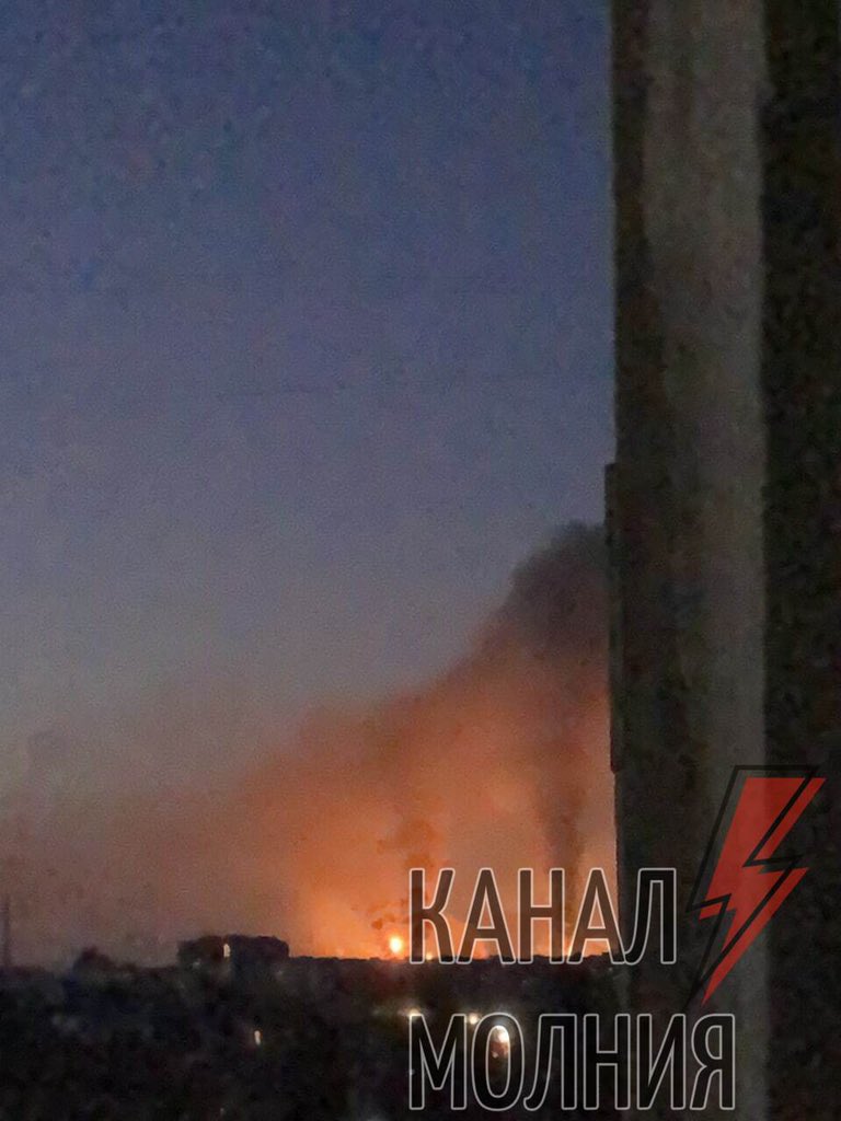 烏克蘭中部工業城市克勒曼楚克遭俄軍導彈攻擊，擊中發電廠及煉油廠，官方統計至少造成1死7傷。 圖：翻攝A t w L u v V i k a推特