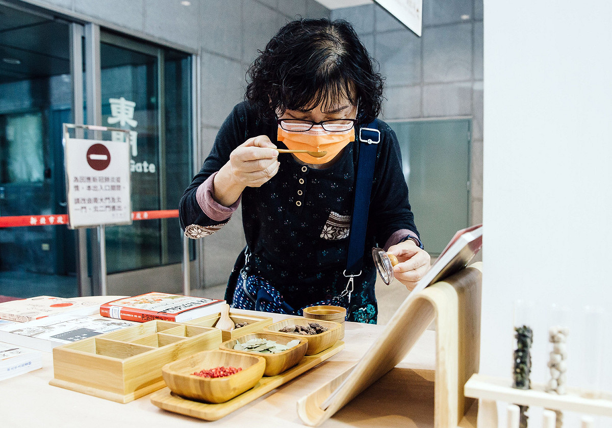 目前正於新北市政府展出的「閱讀新北1001頁」主題特展，以30種新北在地的食材氣味搭配選書，帶民眾透過「嗅覺」探索新北巷弄，調製自己專屬的家鄉味。 圖：新北市立圖書館/提供