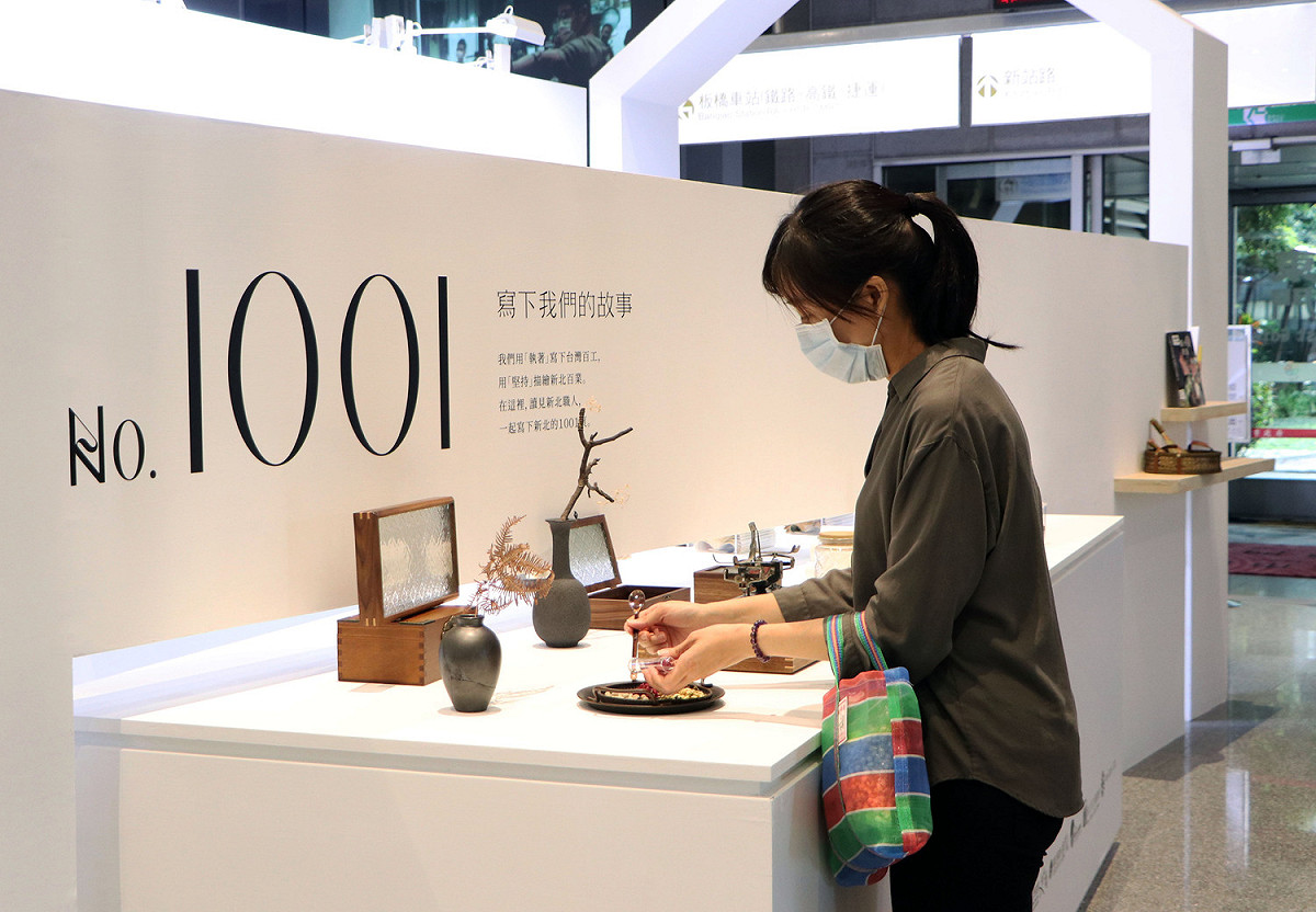 自4月22日起至5月1日止於市府一樓大廳展出的「閱讀新北1001頁」主題特展，是新北市年度最大的城市閱讀展。 圖：新北市立圖書館/提供