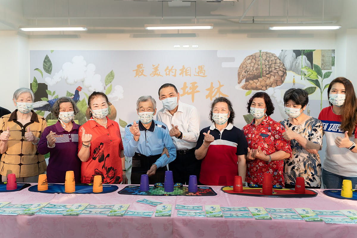 典禮當天侯友宜與觀禮嘉賓共同剪綵揭牌，並由坪林區長周慶珍率領主管帶來別出心裁木箱鼓演出，與消防弟兄共同高唱「你是我的兄弟」，炒熱現場氣氛。 圖：坪林區公所提供