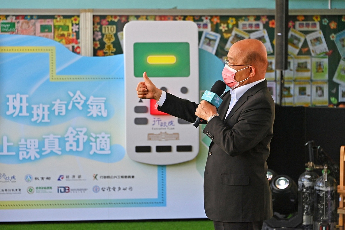 行政院長蘇貞昌今（25）日前往屏東市鶴聲國民小學出席「班班有冷氣 上課真舒適」冷氣啟動儀式。 圖：行政院提供
