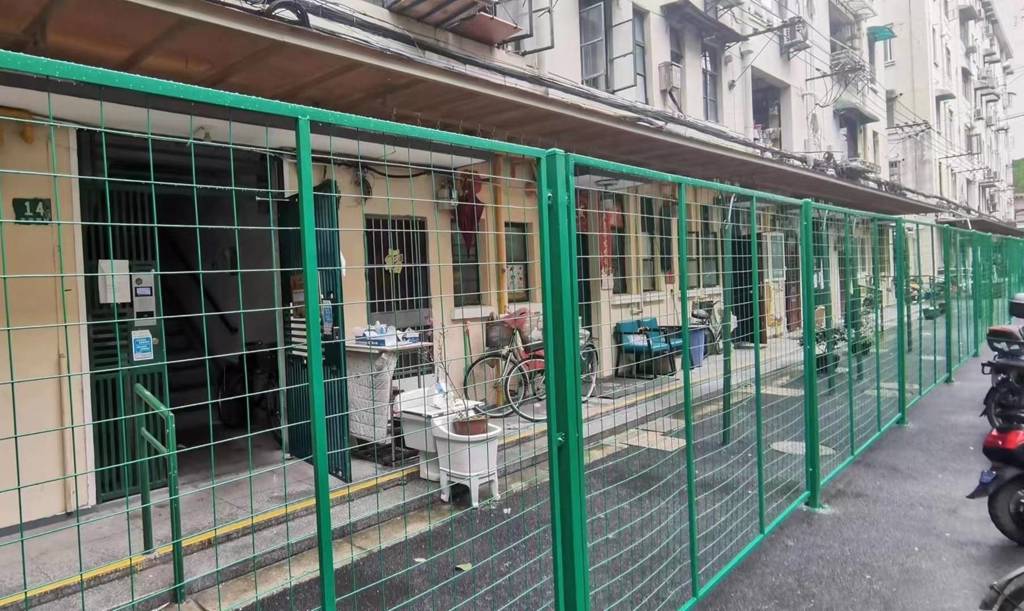 上海當局在住家外搭建圍欄，對所有確診病例和陽性感染者進行強制隔離，遭居民痛批像牲口。 圖 : 翻攝自微博@咔刪德拉