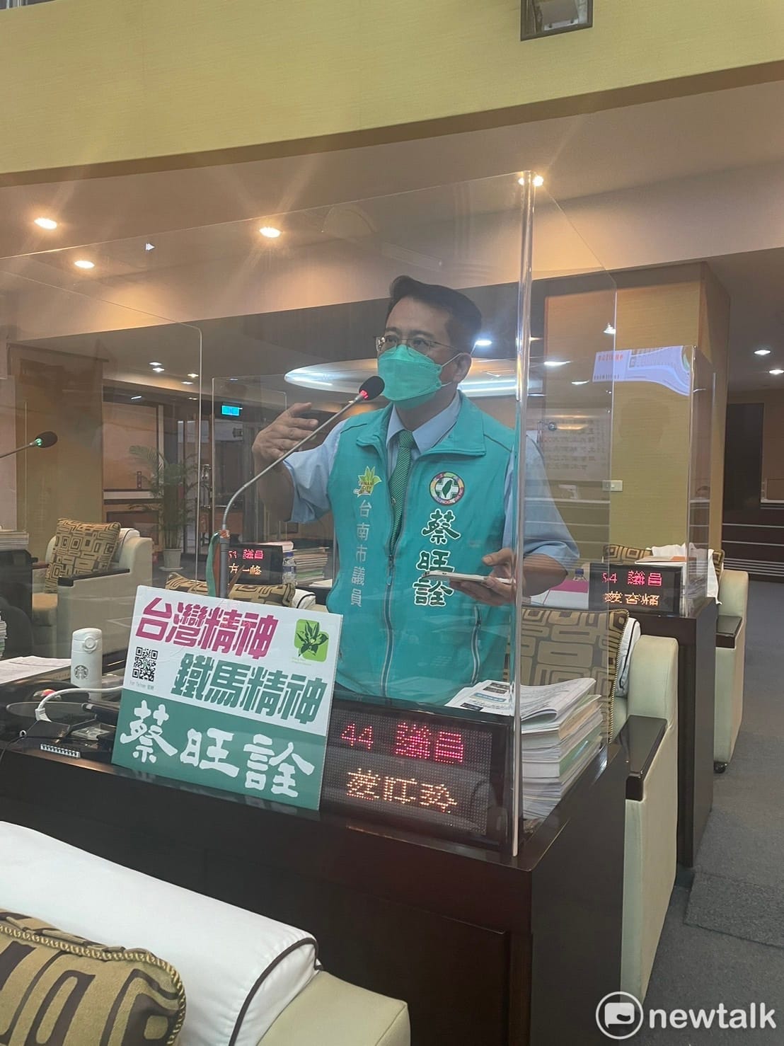 市議員蔡旺詮質詢時指出，台灣目前最大的問題不在染疫，因為99.6%是無症狀、輕症，最需要擔心的是確診速度爆增，假如演變成香港的「巴黎鐵塔」模式，將是最麻煩的事。 圖：黃博郎／攝