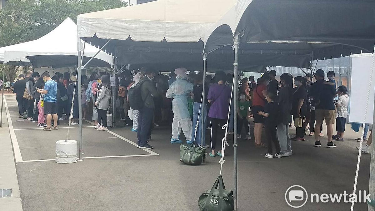 桃園市社區採檢站等候採檢民眾大排長龍，民眾擔心成為另類群聚恐增染疫風險。 圖：林昀真／攝