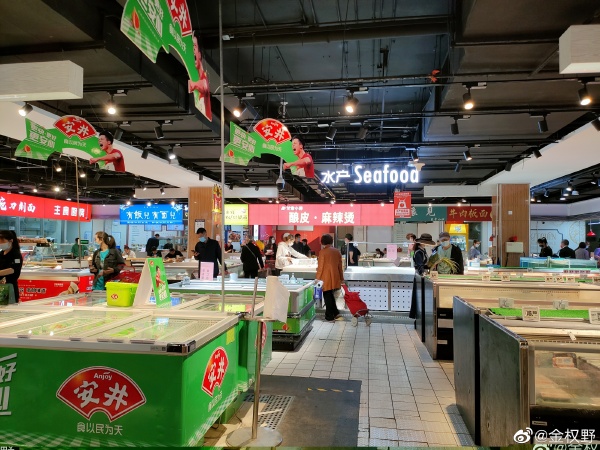 除了上海疫情嚴重外，近日北京疫情再起，該市多間超市湧現搶購潮，菜攤被搶購一空。 圖：截自微博