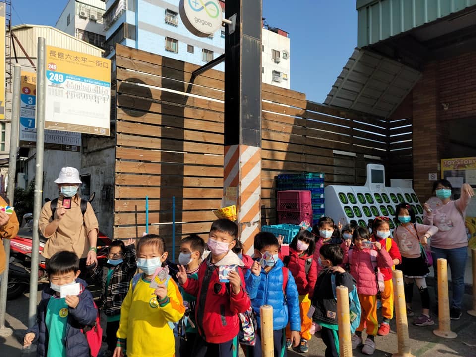 全台因疫情影響，全校或部分班級暫停實體授課的各級學校包括大專院校共 1210 間，較昨日多出 192 間，其中全校停課 292 間、918 間部分班級停課。 圖：截自臉書 Ys Chen