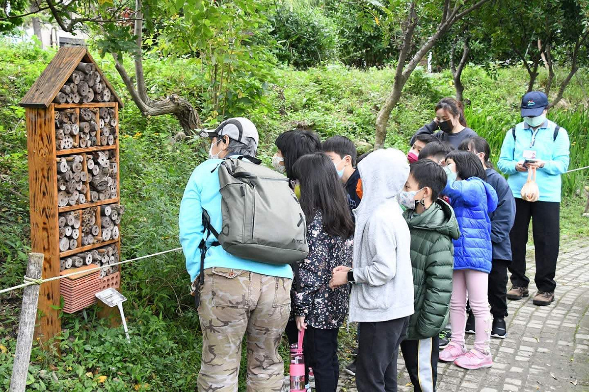 志工導覽生態教學。 圖：新北市水利局提供