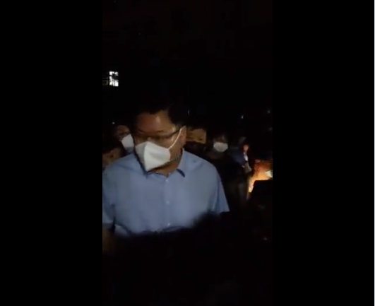 上海副市長陳通疑似在視察期間，遭到不滿群眾包圍，一名女子痛斥：「你看你吃得又白又胖，我們瘦成啥了！」 圖：擷取自Twitter @TimednewsC