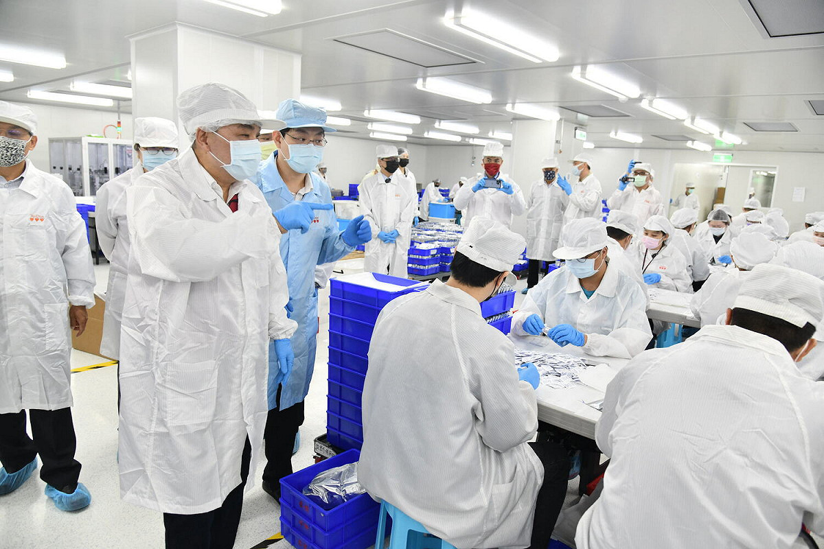 侯友宜視察快篩試劑整備情形。 圖：新北市政府/提供