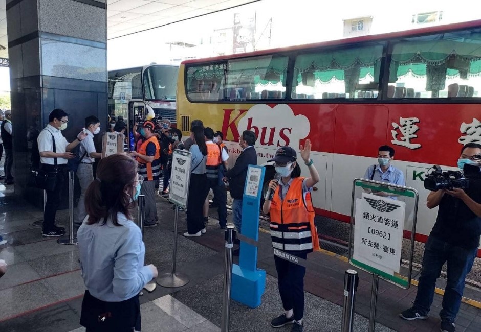 只有1位司機員願意在「五一勞動節上班」，交通部長王國材宣布要以「類火車」替代火車停駛的備案。 image source:FB/交通部臺灣鐵路管理局 TRA