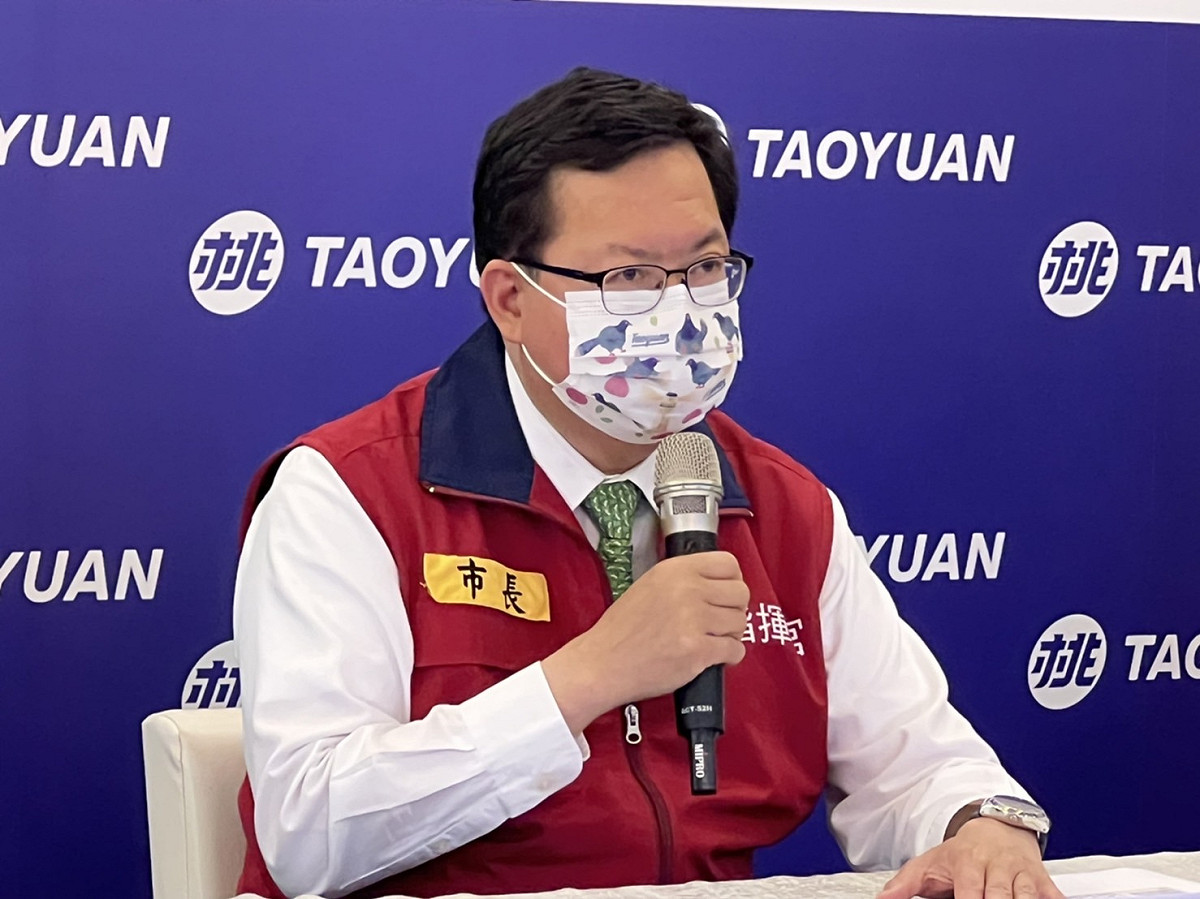 鄭文燦說明桃園中壢區及蘆竹區各有一工廠新增群聚感染。 圖：桃園市政府/提供