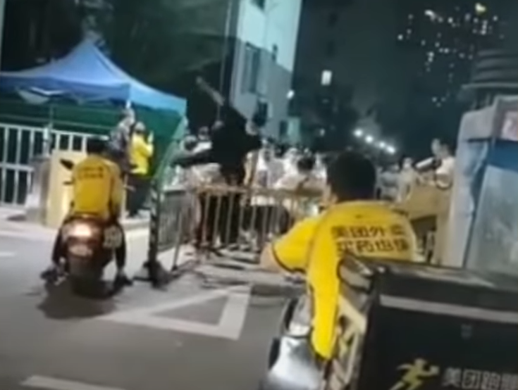蘇州崑山出現居民抗議封鎖，試圖衝出管制。 圖:影片截圖