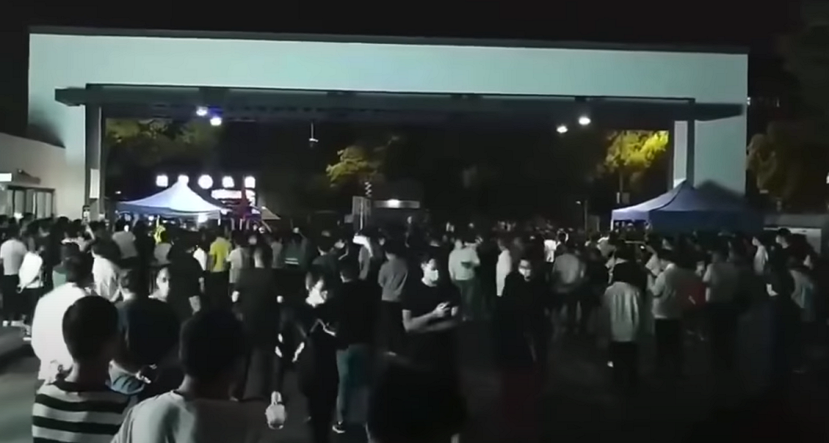 蘇州崑山出現居民抗議封鎖小區，試圖衝出管制。 圖:影片截圖
