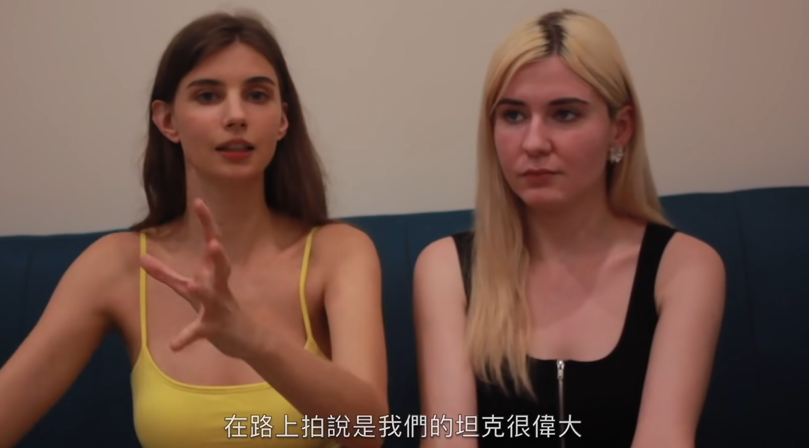 佳娜與烏克蘭的好友阿琳娜一同談論家鄉的近況。 圖：翻攝自YT/佳娜老師機