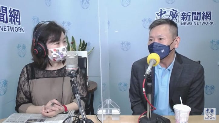 立委林為洲（右）今天接受廣播節目《千秋萬世》專訪。 圖：擷自中廣新聞網YouTube