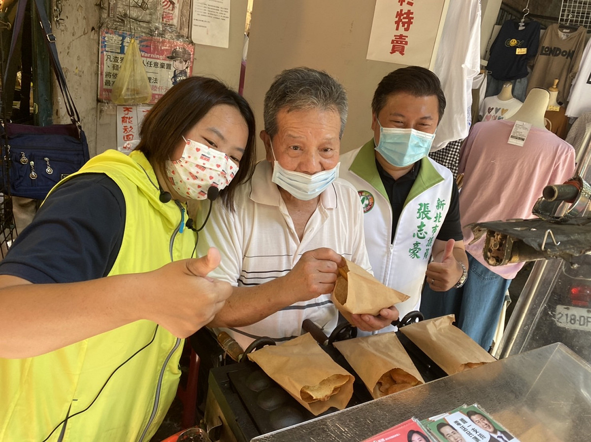 爭取連任的中和區市議員張志豪與板橋區議員參選人黃淑君今(26)日來到中和與板橋交界的國泰市場掃街拜票。 圖： 張志豪、黃淑君提供