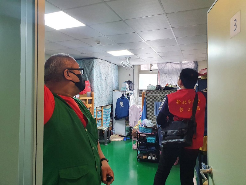 勞工局與管理員進行移工宿舍檢查。 圖：新北市勞工局提供