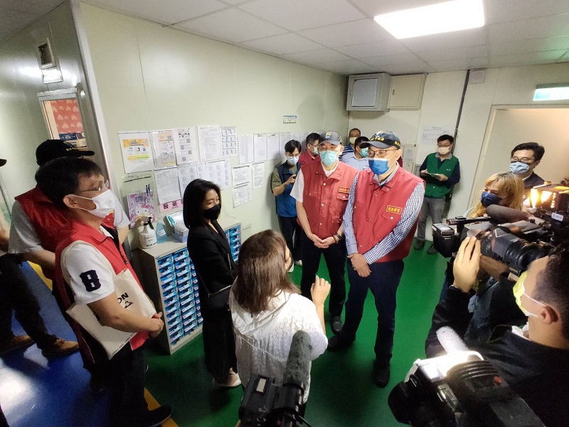 謝政達聽取兆利公司說明宿舍管理及防疫作為。 圖：新北市勞工局提供