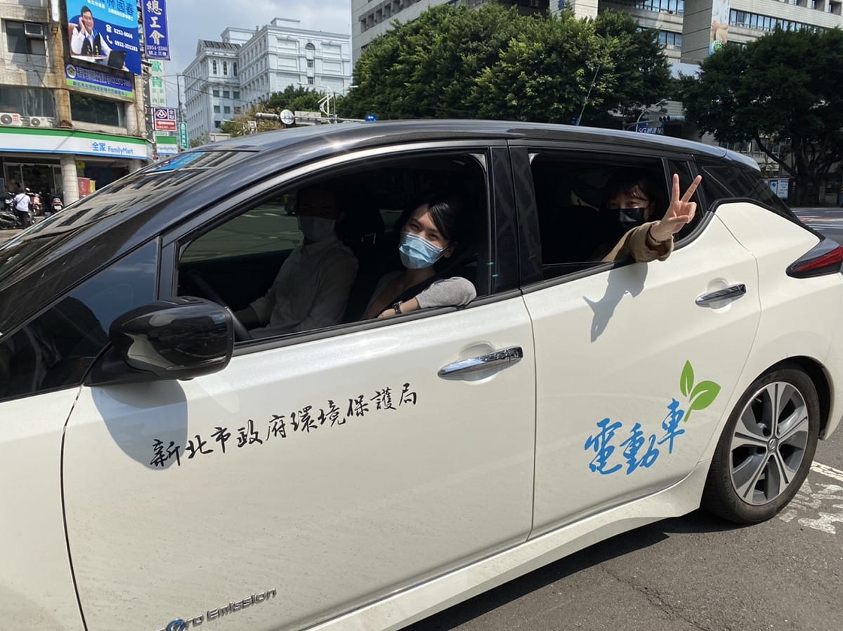 新北市於運輸部門規劃零碳方案與目標期程，優先將新北市公務車輛全面電動化，並藉由公部門先行示範，逐步推動至私部門。