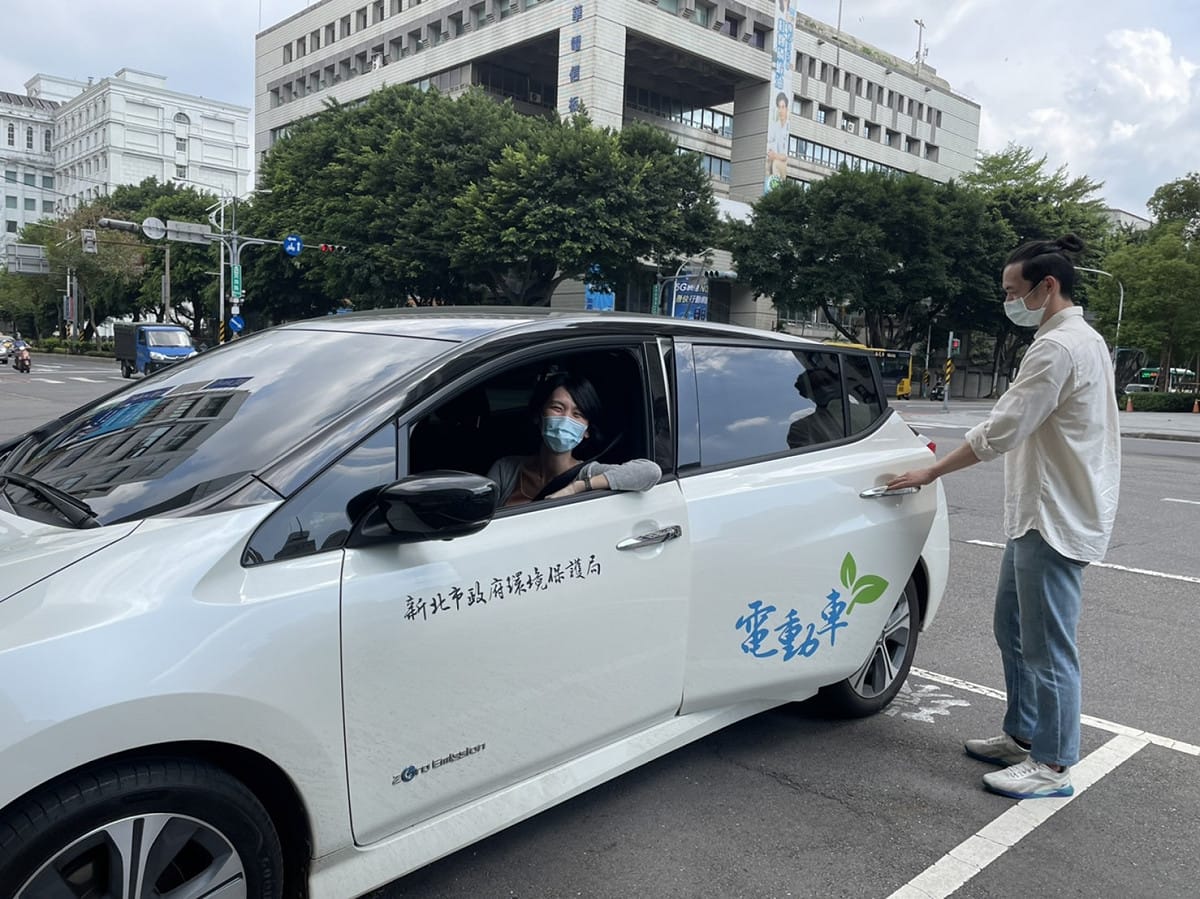 預計至2035年，新北市之公務車輛，除特種車輛外，達成全數汰舊或汰換為電動車。