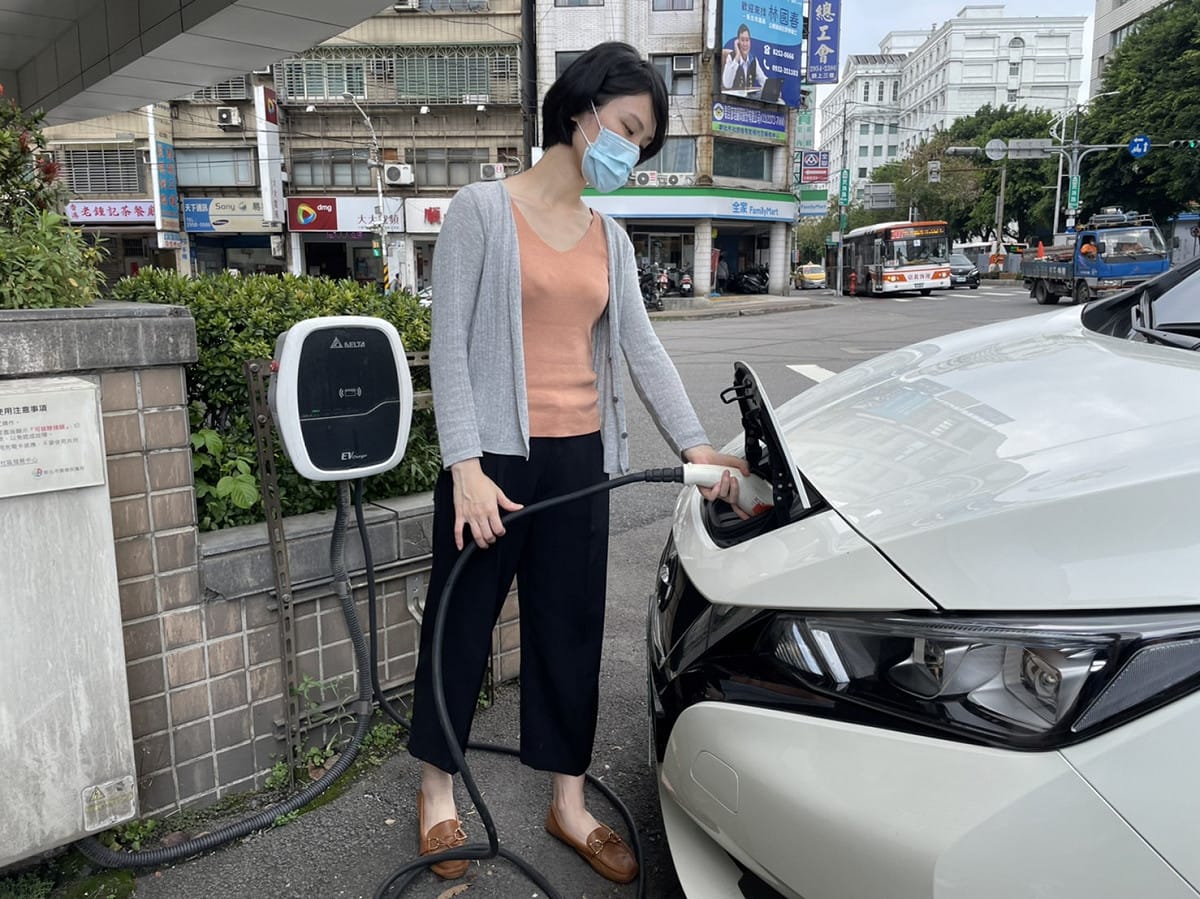 環保局積極佈設充電樁。