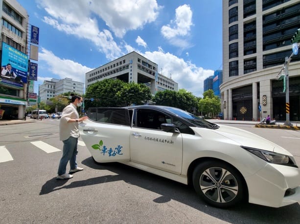 今(2022)年新北市府領頭示範，啟動公務車動電化，目標於2030年、2035年分別達成公務機車、汽車全數電動化。