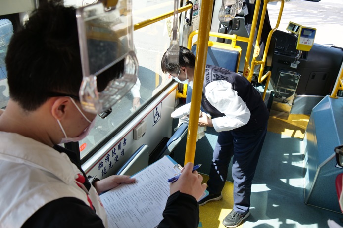 公車評鑑車輛安全設施檢查。 圖：新北市交通局提供