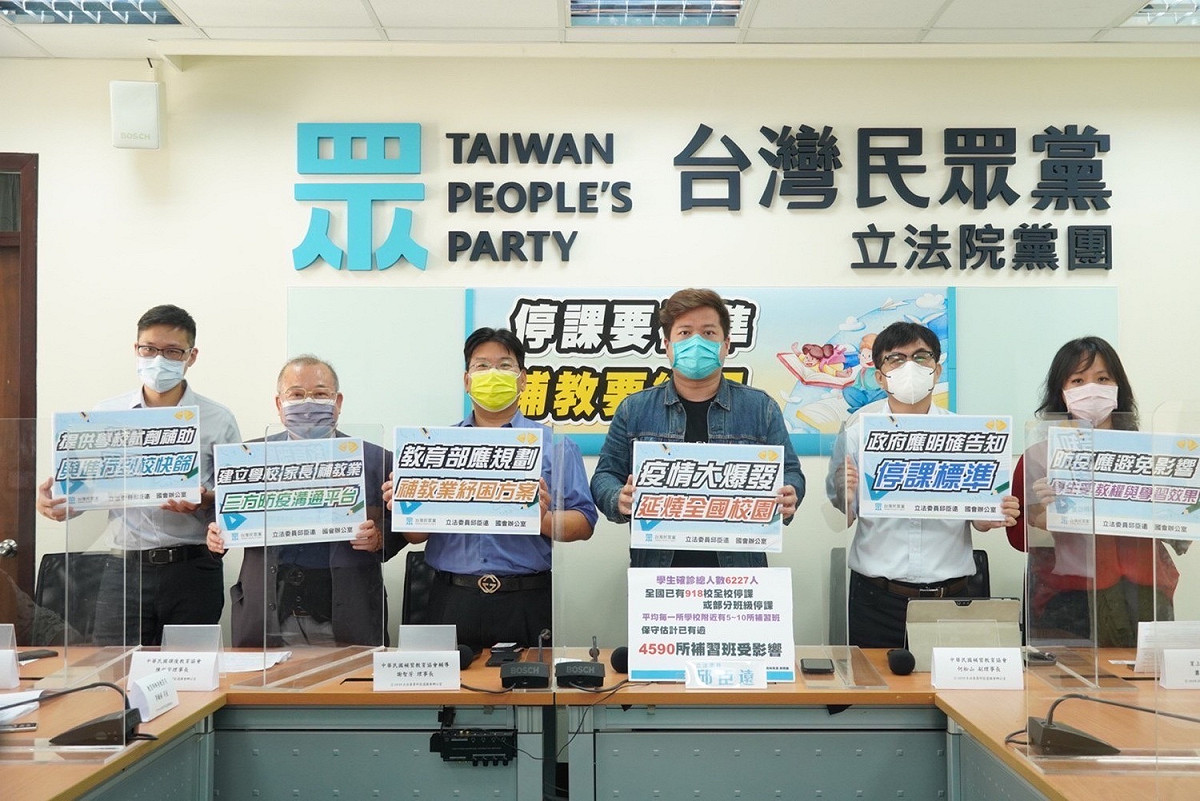 民眾黨立委邱臣遠（右3）。 圖：邱臣遠辦公室 / 提供