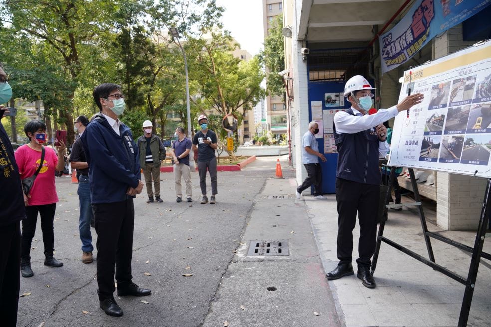陳其邁(左二)親自督導果貿社區環境改造。 圖：高雄市工務局提供