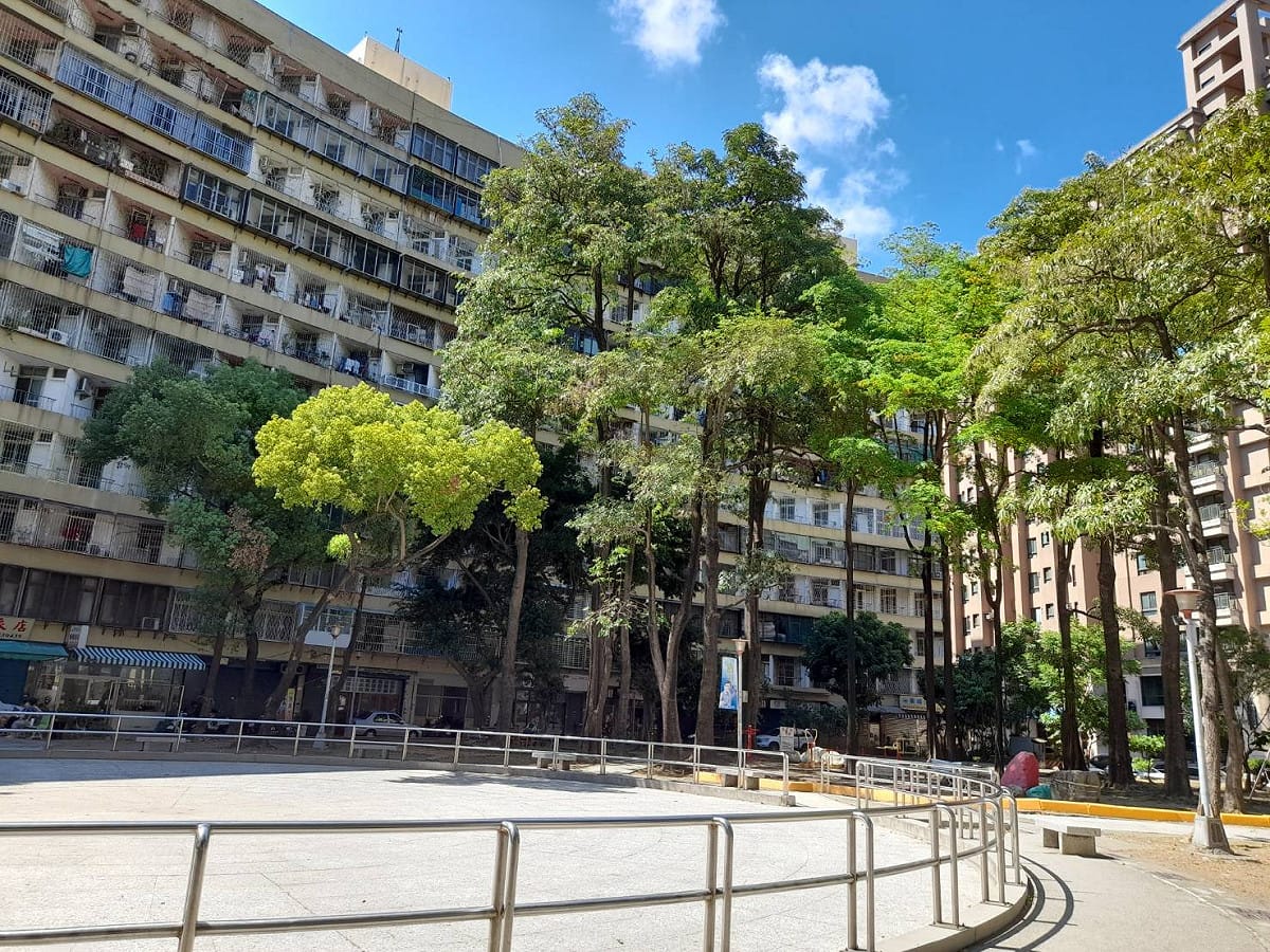 果貿社區植栽進行喬木梳枝作業，增加社區景觀通透感。 圖：高雄市工務局提供