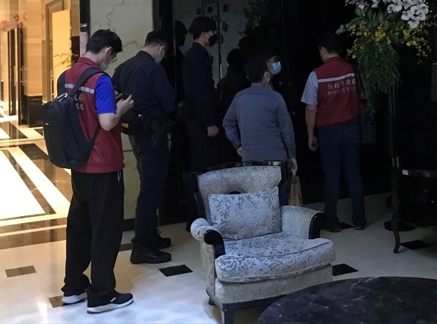 動保處稽查人員聯手警方，一起前往民眾家中稽查。   圖：新北市動保處提供