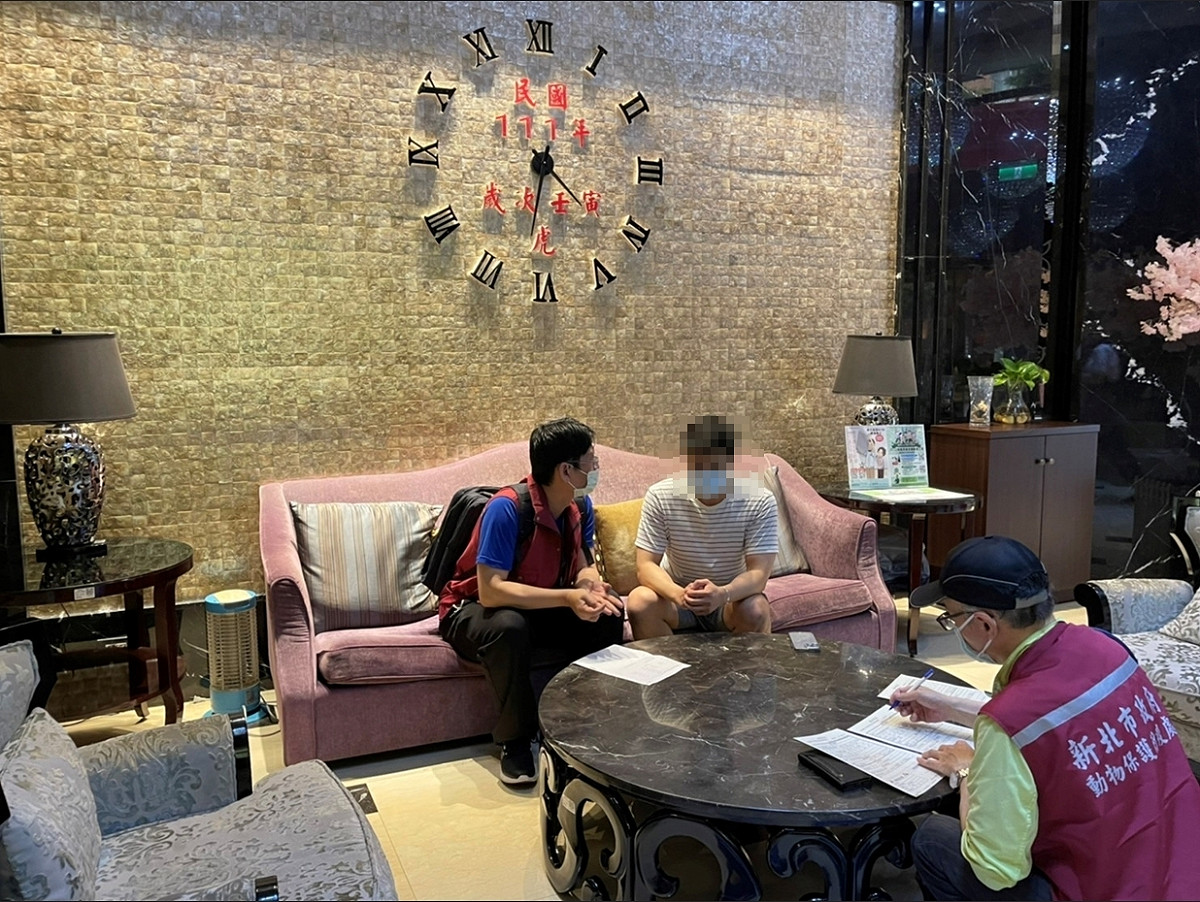 動保處稽查人員約談違法販貓民眾現場製作談話筆錄及蒐證。 圖：新北市動保處提供