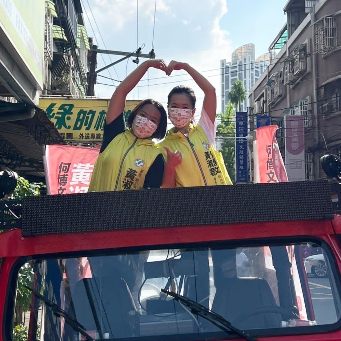 新北市議員何博文日前因與確診者同台錄影遭居家隔離，特別請鮮少公開露面的美女太太代夫出征輔選。 圖：何博文辦公室提供
