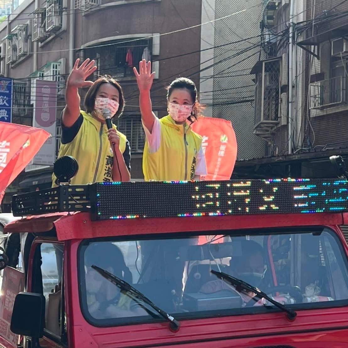 何博文的太太今(26)天特別陪同高學歷又接地氣的優質新人黃淑君車隊掃街，受到熱情歡迎。 圖：何博文辦公室提供