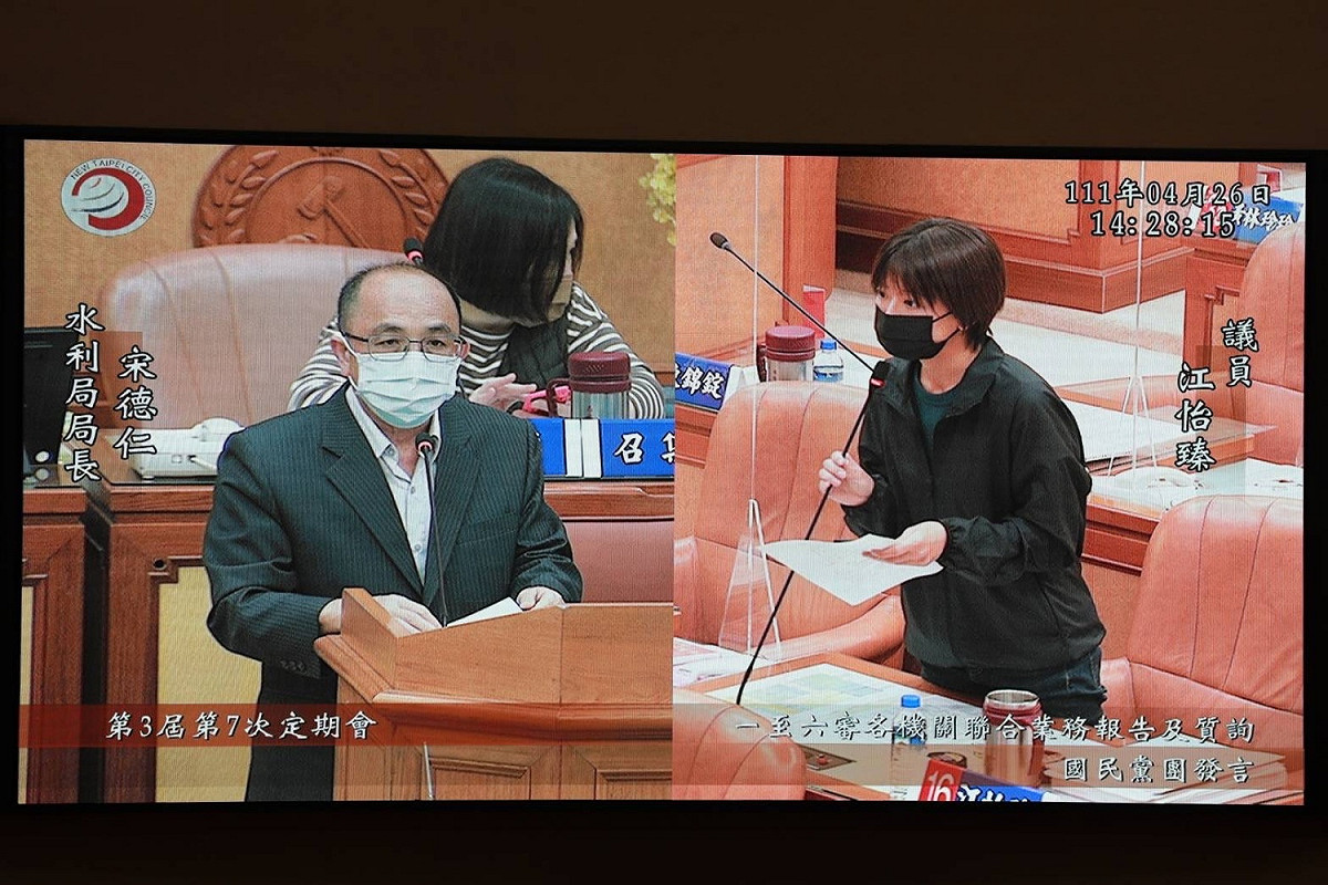 水利局長宋德仁表示，目前預計今年十月開始規畫，但是由於要配合新鶯堤外便道工程，預計明年底才能開始動工，而另外河濱也會推動增設五人制的小型足球場，讓整個空間可以更好的利用。 圖：江怡臻辦公室提供