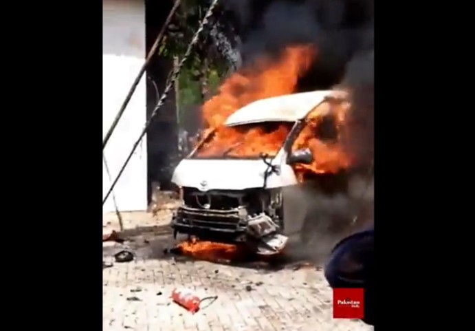 巴基斯坦今（26）天發生一起汽車爆炸恐攻事件，造成4人死亡，其中3人是中國公民。 圖：翻攝自推特